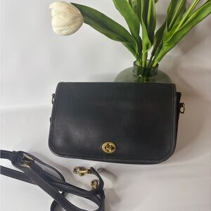 Coach Pocket 
Purse Black Leather Bag